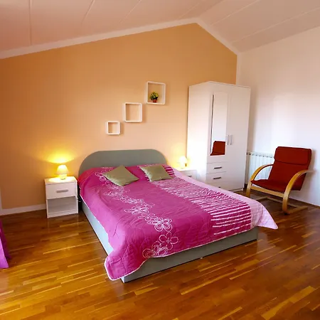 Orange 994 Apartment